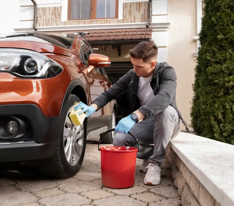 Lavage auto à domicile Puilly-et-Charbeaux : professionnel intervenant sur un véhicule